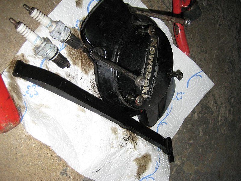 Kleiner Limaseitendeckel, Zündkerzen und vordere Spannschiene Kleiner Limaseitendeckel, Zündkerzen und vordere Spannschiene